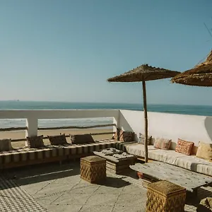 Blue Waves Surf House Pensión